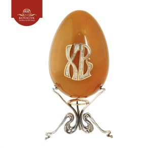 Сувенирное яйцо из янтаря и серебра «ХВ» медовое