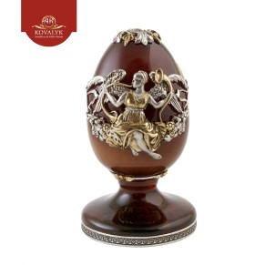 Сувенирное яйцо из янтаря и серебра «Аврора»