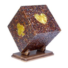 Янтарная статуэтка куб "Карты"